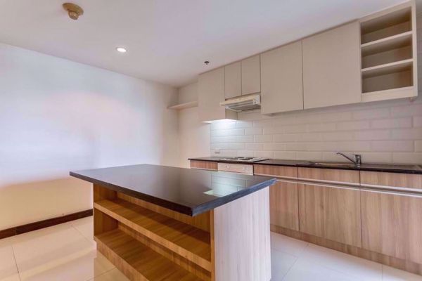 รูปภาพ 2 bed Condo in Charoenjai Place Khlong Tan Nuea Sub District P002873