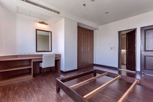 รูปภาพ 3 bed Condo in Charoenjai Place Khlong Tan Nuea Sub District C004159