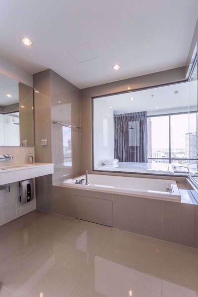 รูปภาพ 2 bed Condo in Rhythm Sukhumvit 42 Phra Khanong Sub District C06366