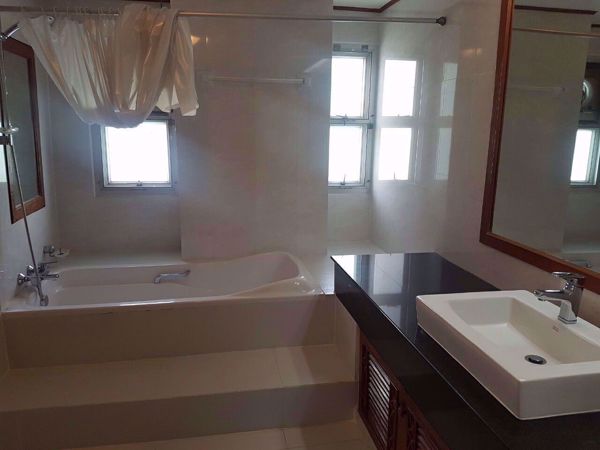 รูปภาพ 4 bed Condo in Raj Mansion Khlongtoei Sub District C07053