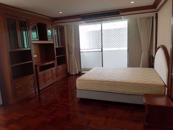 รูปภาพ 4 bed Condo in Raj Mansion Khlongtoei Sub District C07053