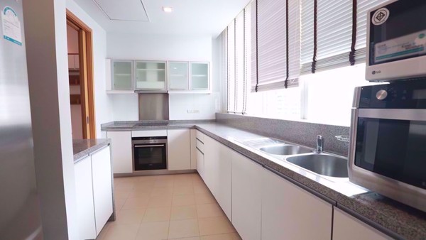 รูปภาพ 3 bed Condo in Millennium Residence Khlongtoei District C07836