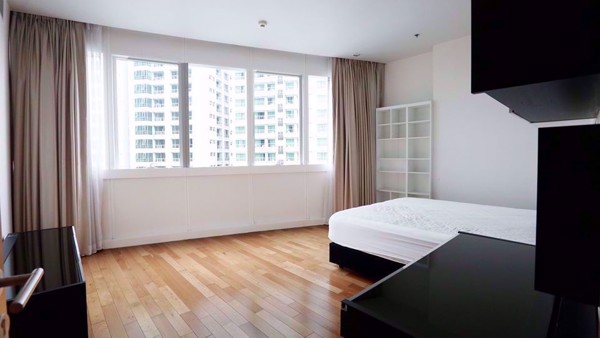 รูปภาพ 3 bed Condo in Millennium Residence Khlongtoei District C07836