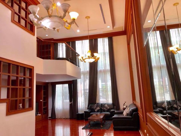 รูปภาพ 4 bed House in Baan Klang Krung (British Town - Thonglor)  Watthana District H05337