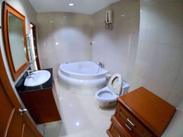 รูปภาพ 4 bed House in Baan Klang Krung (British Town - Thonglor)  Watthana District H05337