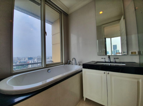 รูปภาพ 3 bed Condo in Royce Private Residences Watthana District C08902