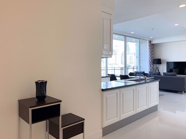 รูปภาพ 2 bed Condo in Royce Private Residences Khlong Toei Nuea Sub District C09368