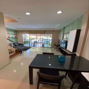 รูปภาพ 3 bed House in Baan Klang Muang Urbanion Sukhumvit 113  Samrong Nuea Sub District H05358