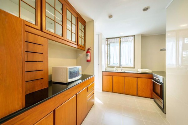 รูปภาพ 3 bed Condo in Bangkok Shortstay (Royal Apartment) Khlong Toei Nuea Sub District C09837