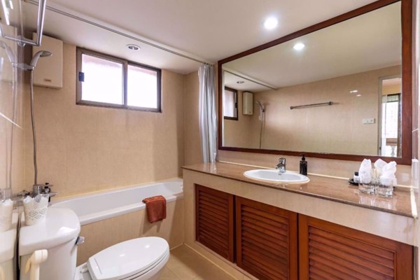 รูปภาพ 3 bed Condo in Bangkok Shortstay (Royal Apartment) Khlong Toei Nuea Sub District C09837