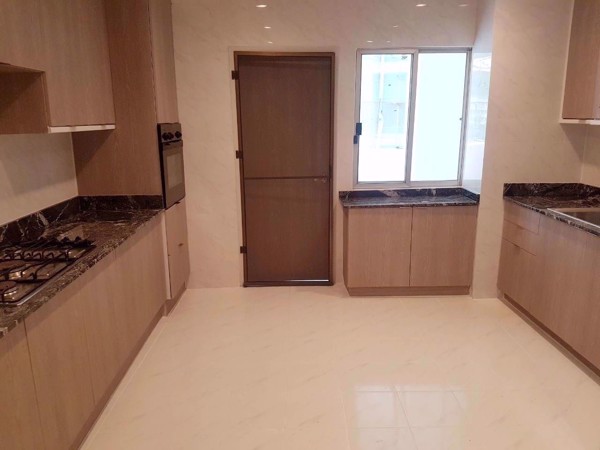 รูปภาพ 4 bed Condo in Raj Mansion Khlongtoei Sub District C07377