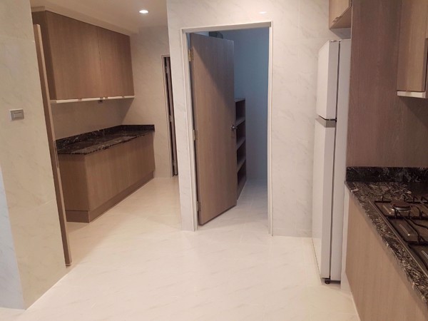 รูปภาพ 4 bed Condo in Raj Mansion Khlongtoei Sub District C07377