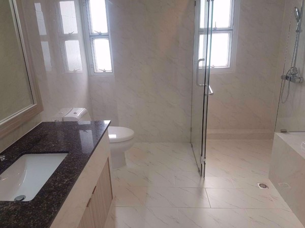 รูปภาพ 4 bed Condo in Raj Mansion Khlongtoei Sub District C07377