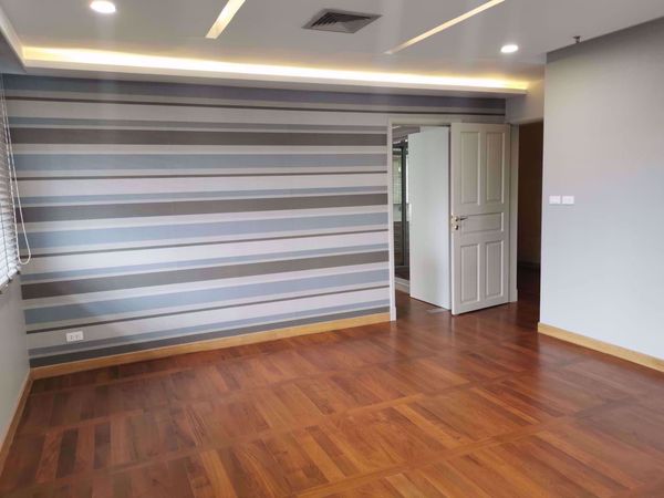 รูปภาพ 3 bed Duplex in Le Raffine Sukhumvit 24 Khlongtan Sub District D10508