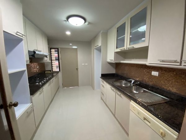 Picture of 3 bed Condo in GP Grande Tower Khlong Toei Nuea Sub District C10632