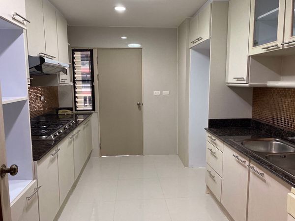 Picture of 3 bed Condo in GP Grande Tower Khlong Toei Nuea Sub District C10632