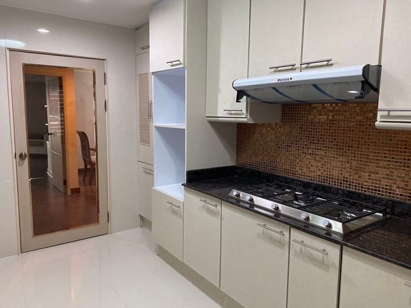 Picture of 3 bed Condo in GP Grande Tower Khlong Toei Nuea Sub District C10632