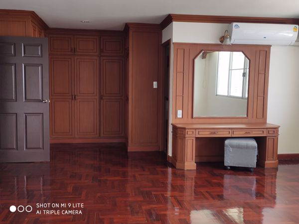 รูปภาพ 3 bed Condo in Le Chateau Mansion Khlong Tan Nuea Sub District C10695