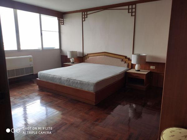 รูปภาพ 3 bed Condo in Le Chateau Mansion Khlong Tan Nuea Sub District C10696