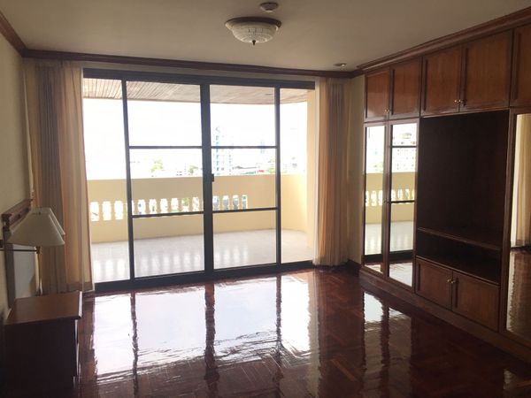 Picture of 3 bed Condo in Sriratana Mansion 2 Khlong Toei Nuea Sub District C10772