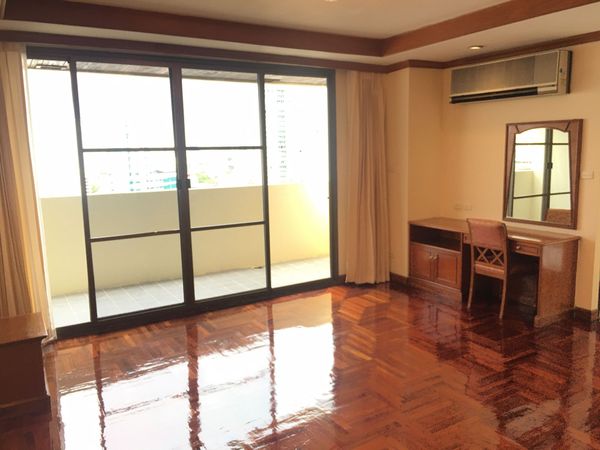 Picture of 3 bed Condo in Sriratana Mansion 2 Khlong Toei Nuea Sub District C10772