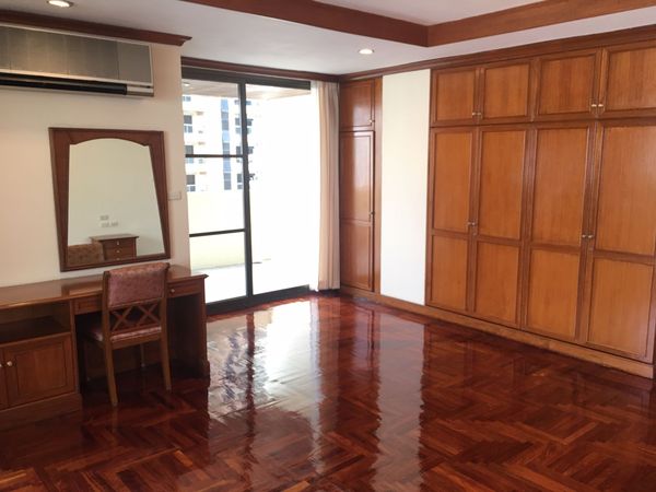 Picture of 3 bed Condo in Sriratana Mansion 2 Khlong Toei Nuea Sub District C10772