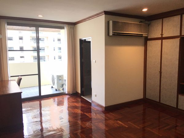 Picture of 3 bed Condo in Sriratana Mansion 2 Khlong Toei Nuea Sub District C10772