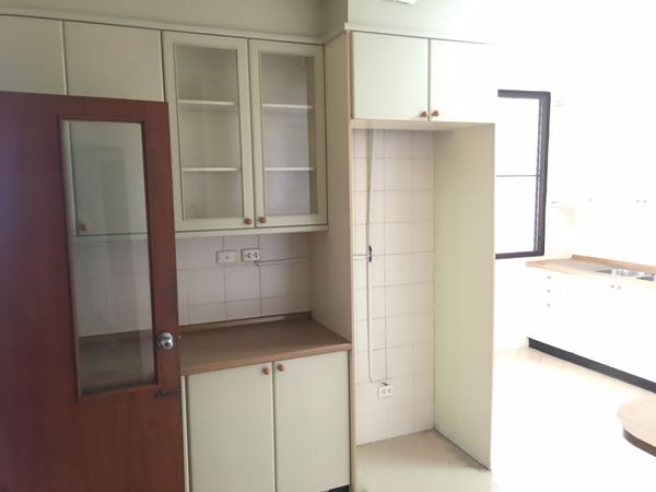 Picture of 3 bed Condo in Sriratana Mansion 2 Khlong Toei Nuea Sub District C10881