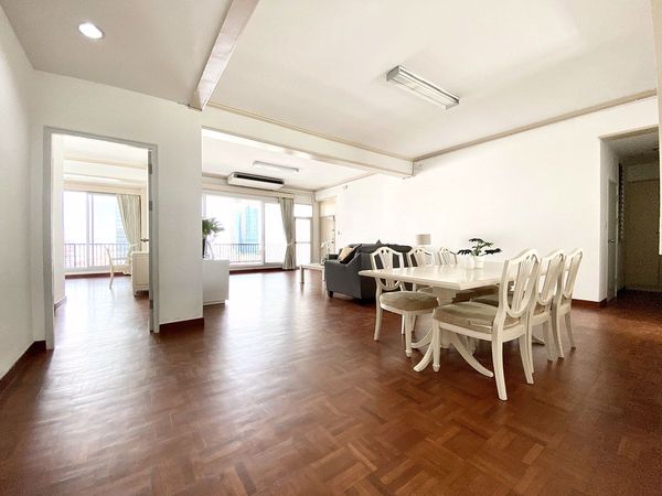 รูปภาพ 3 bed Condo in KC Court Apartment Khlong Tan Nuea Sub District C11373