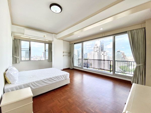 รูปภาพ 3 bed Condo in KC Court Apartment Khlong Tan Nuea Sub District C11373