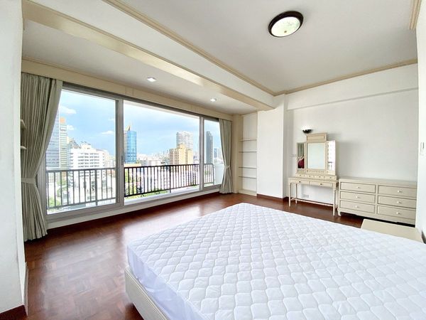 รูปภาพ 3 bed Condo in KC Court Apartment Khlong Tan Nuea Sub District C11373