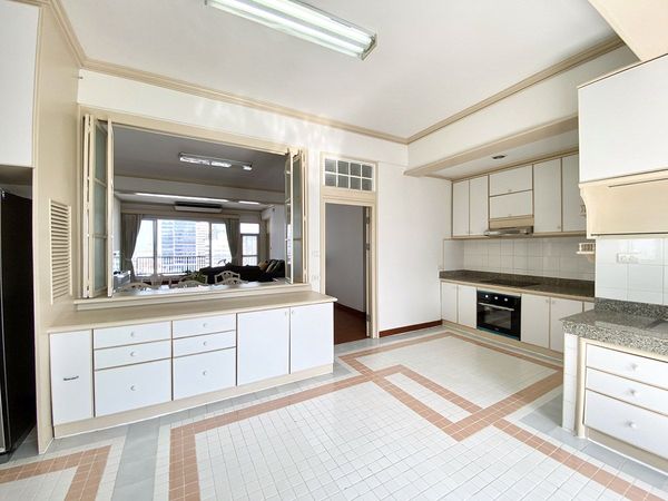 รูปภาพ 3 bed Condo in KC Court Apartment Khlong Tan Nuea Sub District C11373