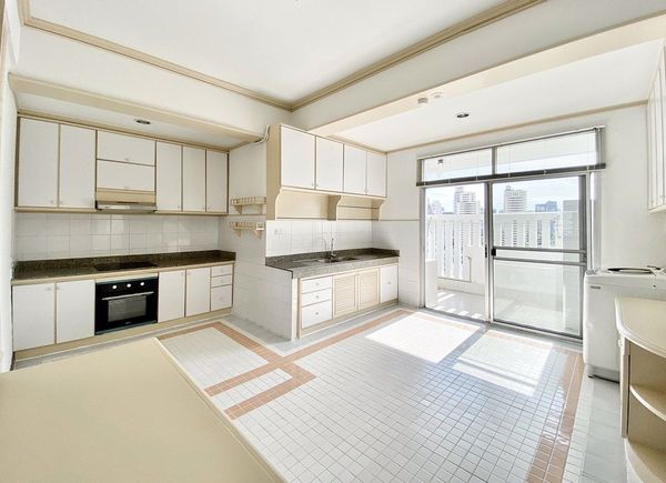 รูปภาพ 3 bed Condo in KC Court Apartment Khlong Tan Nuea Sub District C11373