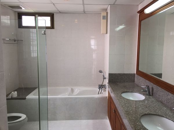 รูปภาพ 3 bed Condo in Baan Pakapan Khlongtan Sub District C11595