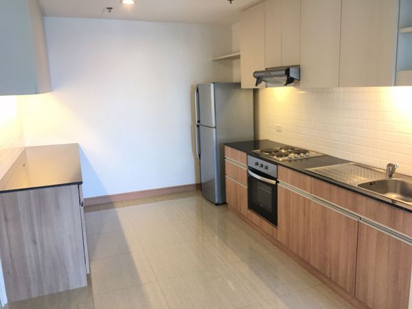 รูปภาพ 2 bed Condo in Charoenjai Place Khlong Tan Nuea Sub District C11754