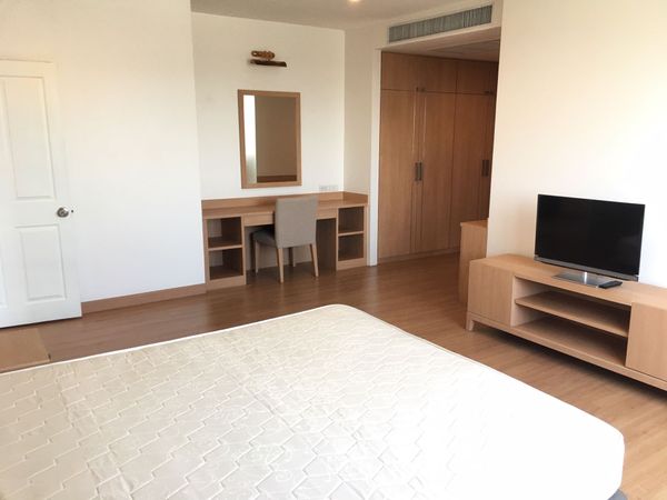 รูปภาพ 2 bed Condo in Charoenjai Place Khlong Tan Nuea Sub District C11754