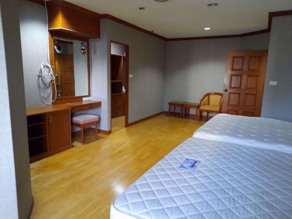 Picture of 3 bed Condo in Fifty Fifth Tower Khlong Tan Nuea Sub District C11760