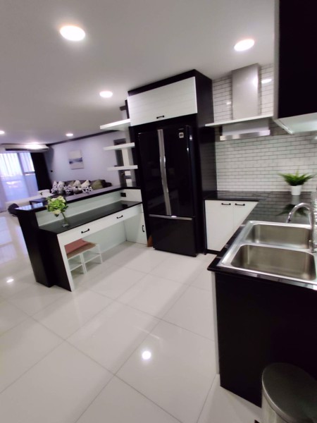 Picture of 3 bed Condo in Supalai Place Condominium Khlong Tan Nuea Sub District C11752