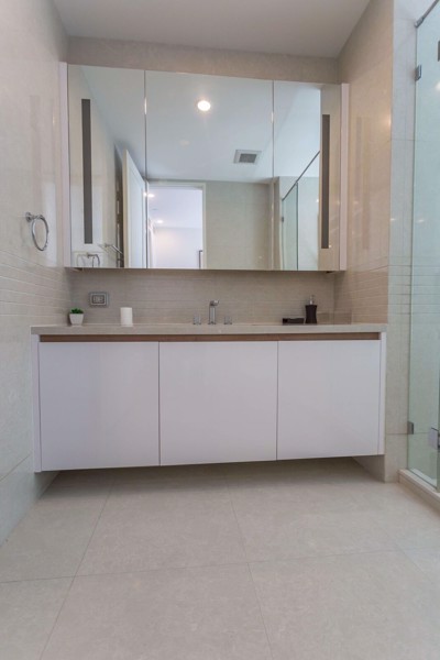 รูปภาพ 2 bed Condo in Q Langsuan Lumphini Sub District C012083