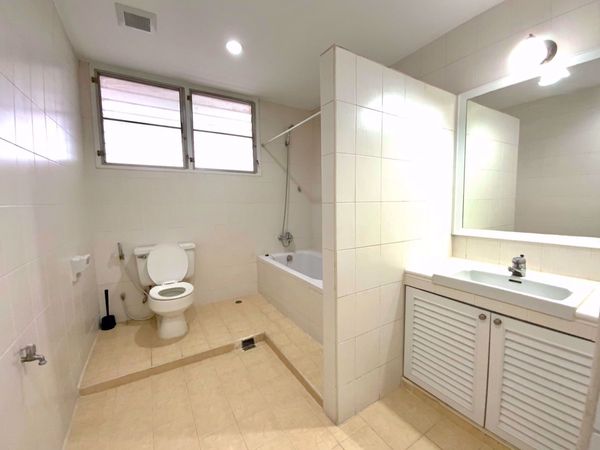 Picture of 4 bed Condo in TPJ Condominium Khlong Tan Nuea Sub District C013742