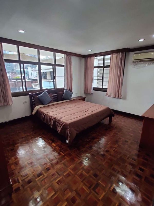 Picture of 3 bed Condo in Rishi Court Khlong Toei Nuea Sub District C014538