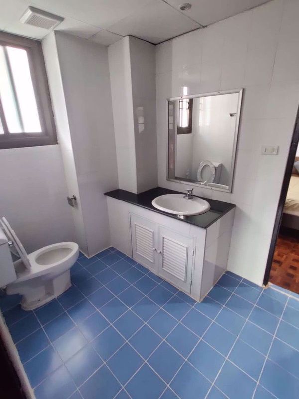 Picture of 3 bed Condo in Rishi Court Khlong Toei Nuea Sub District C014538