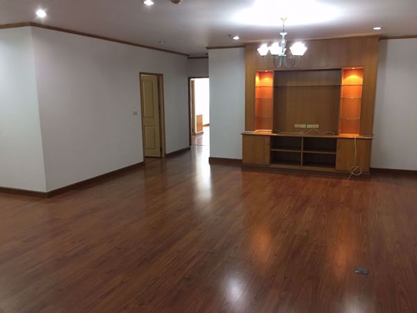 Picture of 3 bed Condo in Charoenjai Place Khlong Tan Nuea Sub District C014601