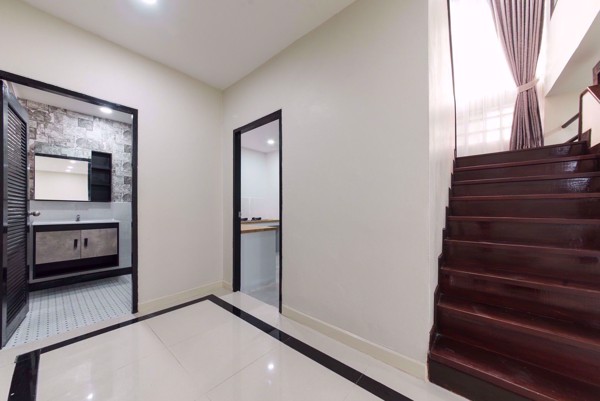 Picture of 6 bed House  Khlong Tan Nuea Sub District H014608