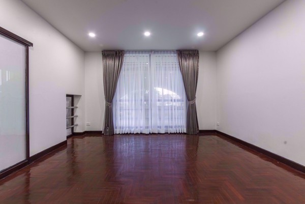 Picture of 6 bed House  Khlong Tan Nuea Sub District H014608