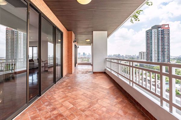 Picture of 4 bed Condo in Baan Suan Chan Sathon District C014820