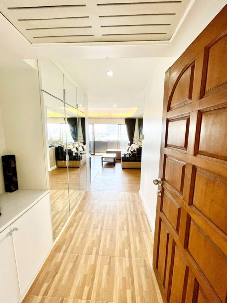 Picture of 1 bed Condo in Phasuk Place Phayathai District C08807