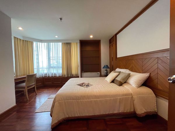 Picture of 3 bed Condo in Suan Phinit Place Sathon District C014989