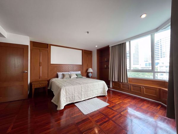 Picture of 3 bed Condo in Suan Phinit Place Sathon District C014989