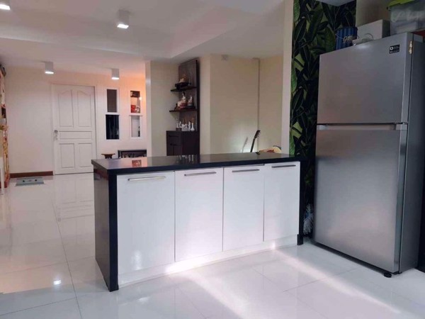 Picture of 3 bed Condo in Brighton Place Huai Khwang District C015982